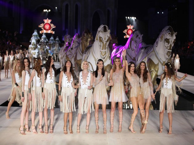 Ангелы Victoria’s Secret выступили на Dosso Dossi Fashion Show в Турции