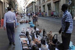 Во Флоренции туристов будут штрафовать за покупки на улице