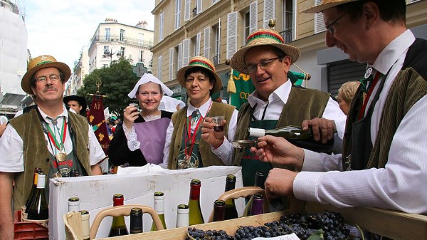 На Монмартре проходит фестиваль вина