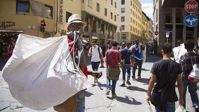 Флоренция запретит туристам покупать товары у уличных продавцов