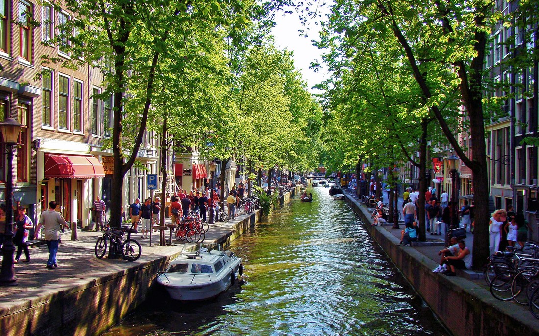 В Амстердаме запретили открывать туристические магазины