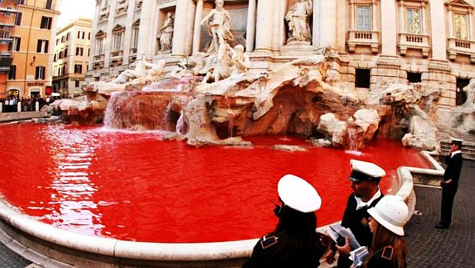 Знаменитый фонтан Треви в Риме шокировал туристов