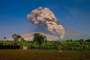 На Бали началось извержение вулкана Арунг