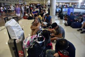 Десятки тысяч туристов на Бали не могут вылететь домой