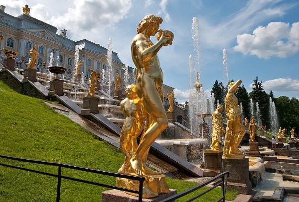 Совместный проект музеев в бывших императорских резиденциях представили в Петербурге