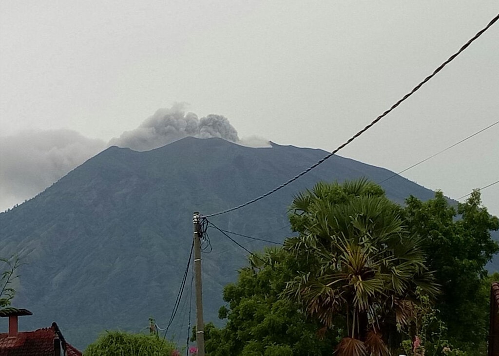 Туроператоры об извержении вулкана на Бали: на курортах всё спокойно, туристы продолжают отдых