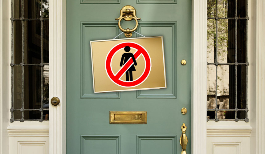 На двери британского отеля висит табличка «Женщинам здесь не рады»