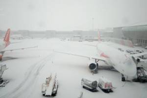 Снежная буря нарушила работу аэропортах Европы