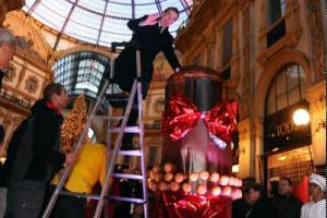 В Милане испекли и съели рождественский кекс-гигант