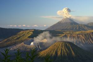 Вулкан на Бали снова выбрасывает пепел