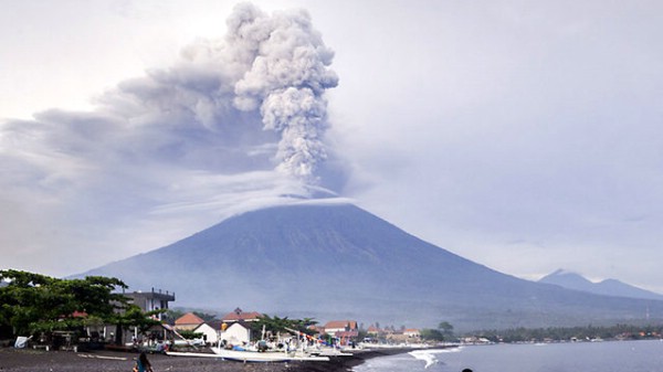 Извержение вулкана не изменит прогноз Индонезии по турпотоку из России