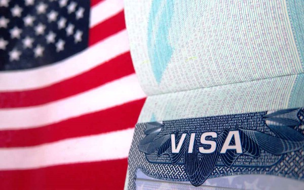 Число выданных россиянам виз США сократилось вдвое