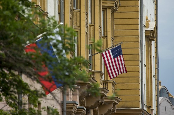 Консульства США в трех городах РФ возобновили выдачу виз в ограниченном объеме