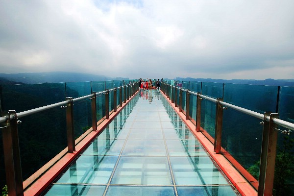 В Китае построили самый длинный стеклянный мост