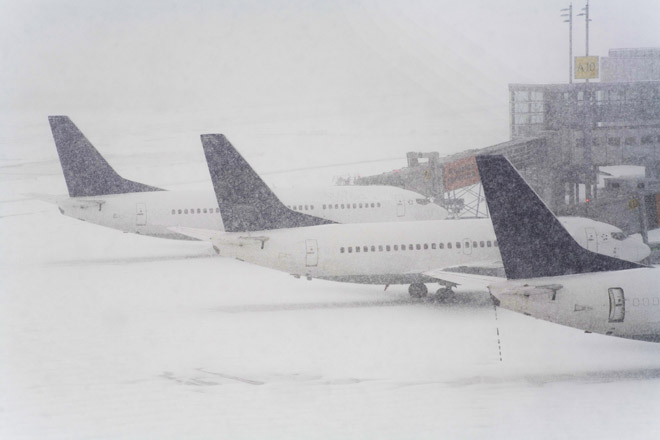 Снегопад задержал в аэропортах МАУ более 100 рейсов